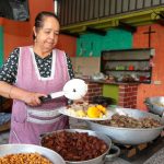Julia Campoverde, propietaria de un restaurante en el sector de Fátima de Sinincay, vende sancocho, fritada, morcilla, papas y cuyes.