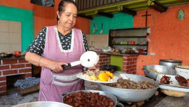 Julia Campoverde, propietaria de un restaurante en el sector de Fátima de Sinincay, vende sancocho, fritada, morcilla, papas y cuyes.