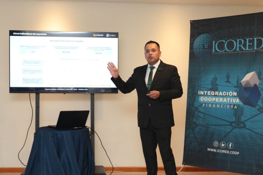 Juan Pablo Guerra, gerente de la Unión de Cooperativas de Ahorro y Crédito del Sur (UCACSUR), durante una exposición sobre la situación del sector financiero popular y solidario.