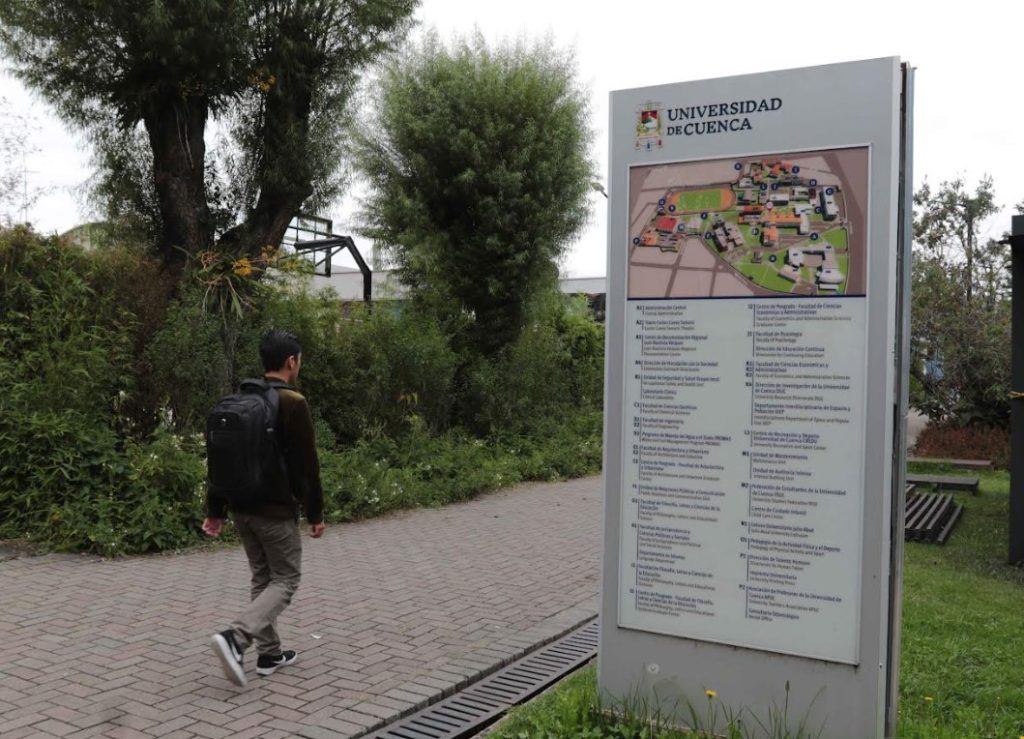 Estudiante en las instalaciones de la Universidad de Cuenca.