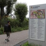 Estudiante en las instalaciones de la Universidad de Cuenca.