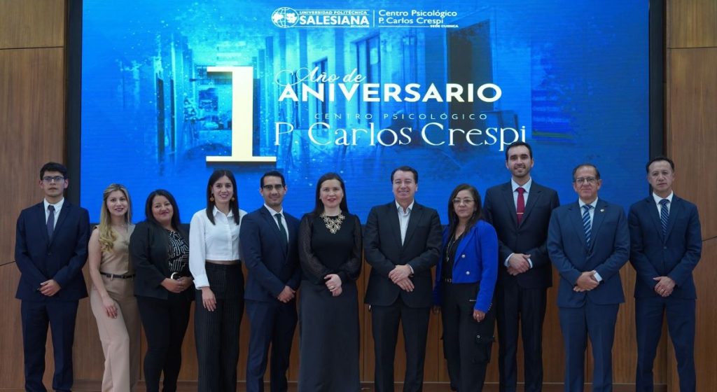 Padre Juan Cárdenas (C), rector de la UPS, durante el evento conmemorativo del Centro Psicológico P. Carlos Crespi.