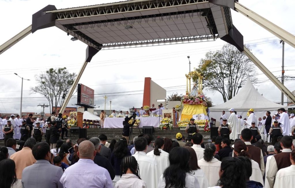 Monseñor Marcos Pérez, arzobispo de Cuenca, durante la celebración de la misa campal en honor a la Virgen de El Cisne en el Templete de Miraflores.