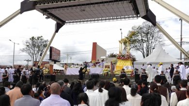 Monseñor Marcos Pérez, arzobispo de Cuenca, durante la celebración de la misa campal en honor a la Virgen de El Cisne en el Templete de Miraflores.