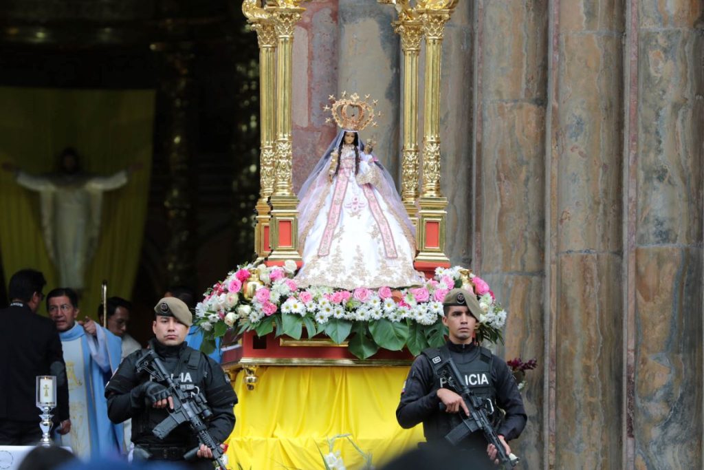 La imagen de la Virgen de El Cisne se despidió de Cuenca con una eucaristía y emprendió el regreso a su santuario en Loja.