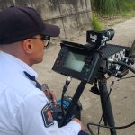 Agentes de la EMOV EP realizan controles de exceso de velocidad con radares móviles en la vía Cuenca-Azogues.