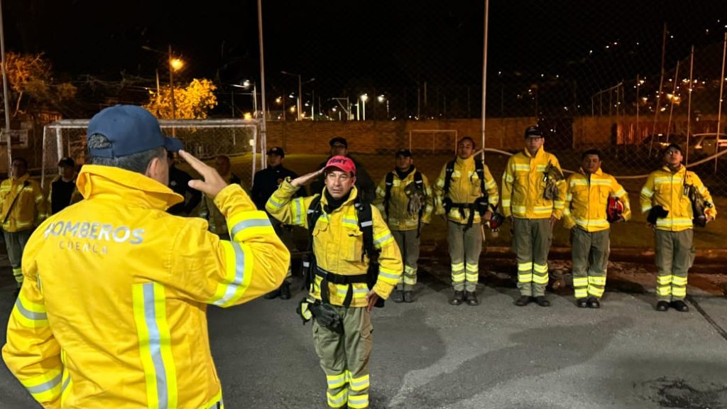 Personal del Cuerpo de Bomberos de Cuenca en formación listos para salir a la atención de emergencias.