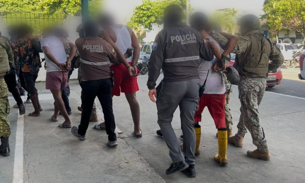 Agentes de la Policía y las Fuerzas Armadas, ejecutaron un operativo conjunto, que dejó como resultado la aprehensión de 14 sujetos, quienes serían integrantes del grupo de delincuencia organizada transnacional “Los Tiguerones”. /Foto Policía Nacional.