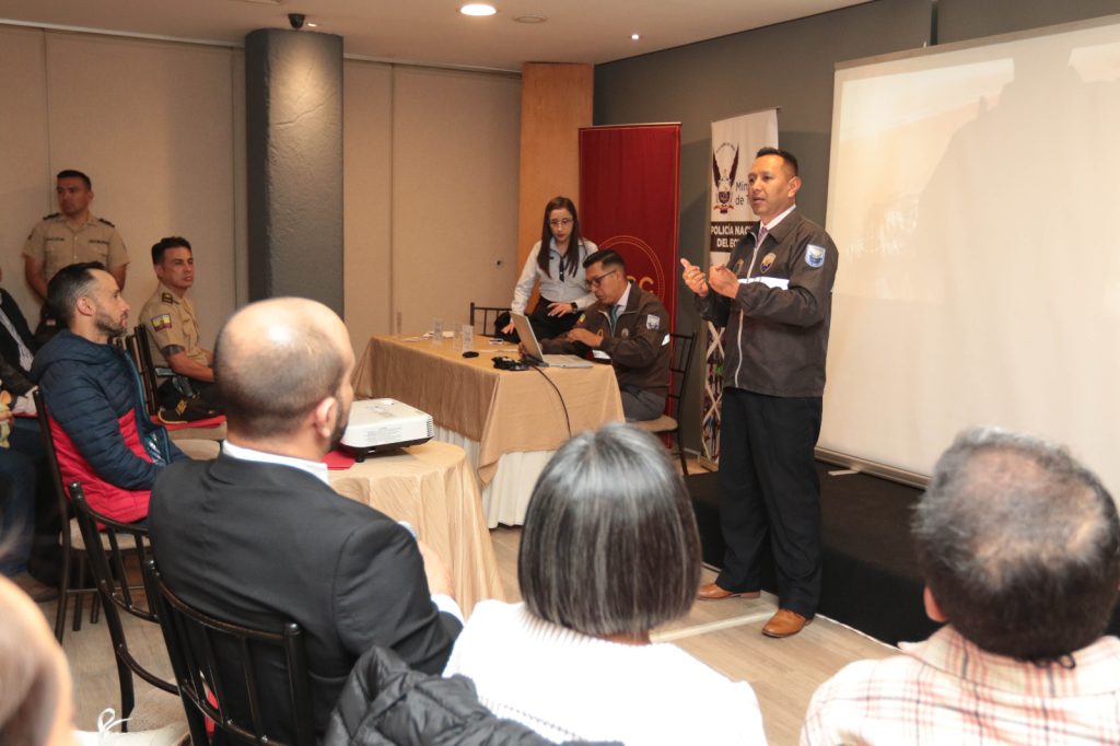 Representantes del sector turístico de Cuenca reciben capacitación por parte de la Policía Nacional como parte del proyecto “Cuenca Segura - Local Seguro”.