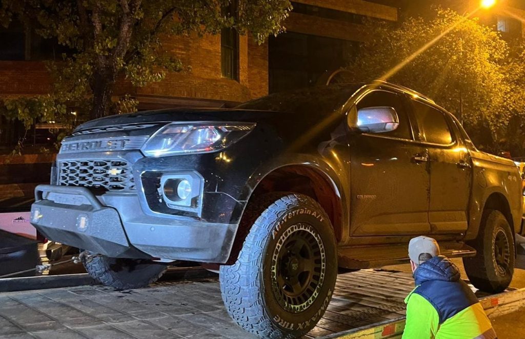 Camioneta que conducía el ciudadano que fue liberado en la avenida 12 de Abril y José Peralta, luego de llamadas y supuestas amenazas. /Cortesía