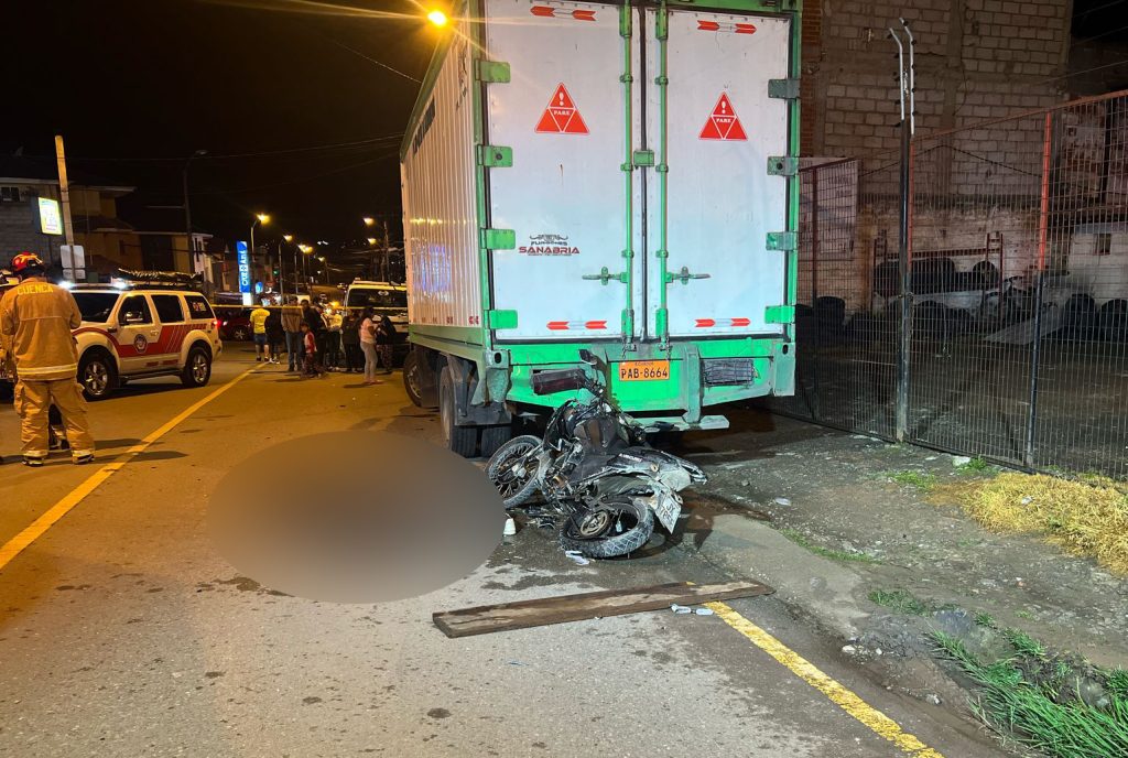 La noche del domingo 18 de mayo de 2025 un ciudadano falleció tras chocar con un camión en la vía a San Pedro, en Cuenca.