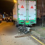 La noche del domingo 18 de mayo de 2025 un ciudadano falleció tras chocar con un camión en la vía a San Pedro, en Cuenca.