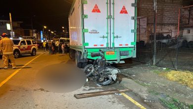 La noche del domingo 18 de mayo de 2025 un ciudadano falleció tras chocar con un camión en la vía a San Pedro, en Cuenca.