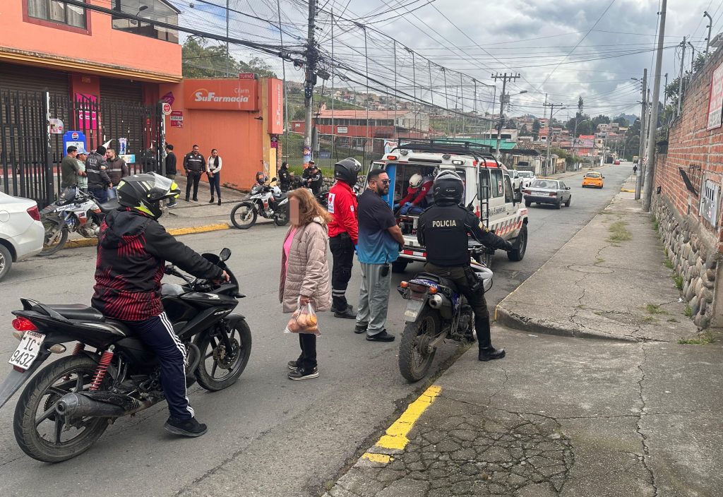 Personal de la Cruz Roja atendió a la mujer agredida durante un asalto.