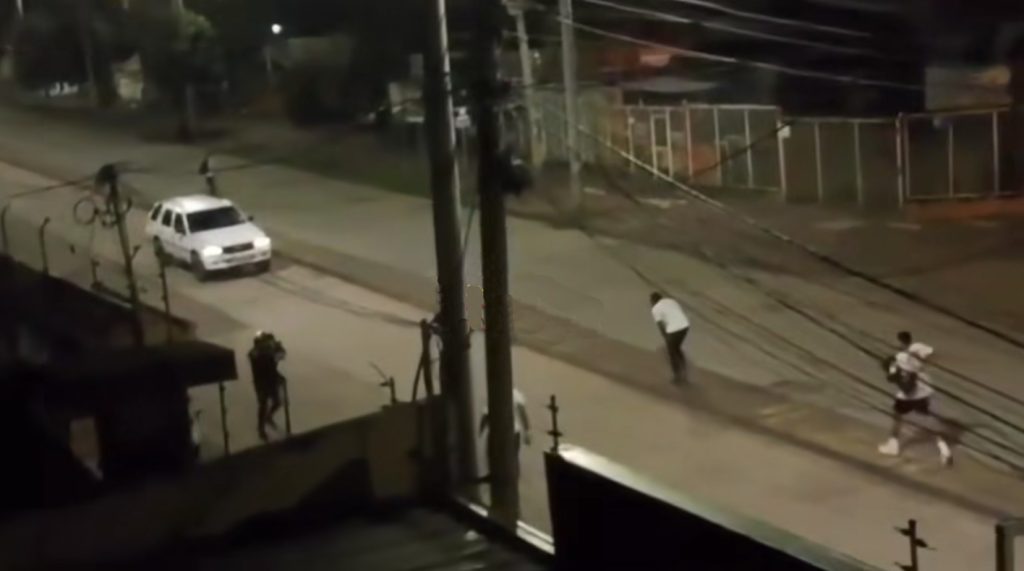 Captura del video publicado en redes sociales por Crónica Cuenca, en el que se observa la agresión a policías en Cuenca.