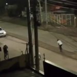Captura del video publicado en redes sociales por Crónica Cuenca, en el que se observa la agresión a policías en Cuenca.