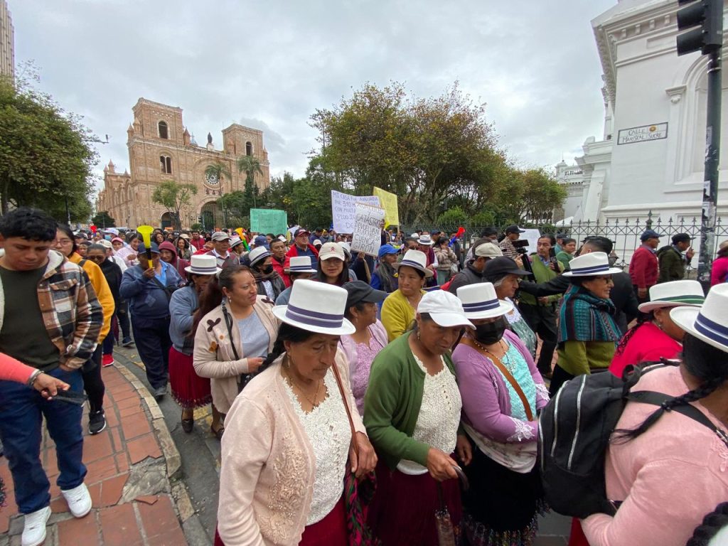 Ciudadanos protagonizaron un plantón contra la Municipalidad de Cuenca y piden derogar ordenanzas. /XCA