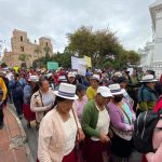 Ciudadanos protagonizaron un plantón contra la Municipalidad de Cuenca y piden derogar ordenanzas. /XCA