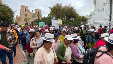 Ciudadanos protagonizaron un plantón contra la Municipalidad de Cuenca y piden derogar ordenanzas. /XCA