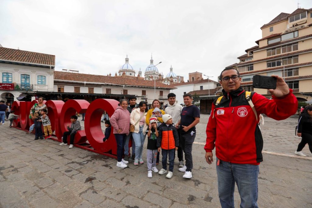 Un grupo de turistas se toma fotografías en la Plaza San Francisco. X