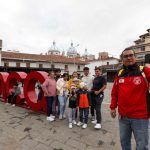 Un grupo de turistas se toma fotografías en la Plaza San Francisco. X
