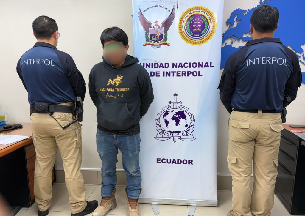 El ciudadano Cristian Eduardo M. R. fue deportado porque tenía una boleta de la Interpol por el presunto delito de violación en Azuay. /Foto Policía Nacional.
