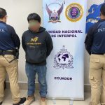 El ciudadano Cristian Eduardo M. R. fue deportado porque tenía una boleta de la Interpol por el presunto delito de violación en Azuay. /Foto Policía Nacional.