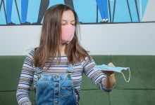 La Intendencia controla los precios a los que se venden las mascarillas en Cuenca. /Cortesía