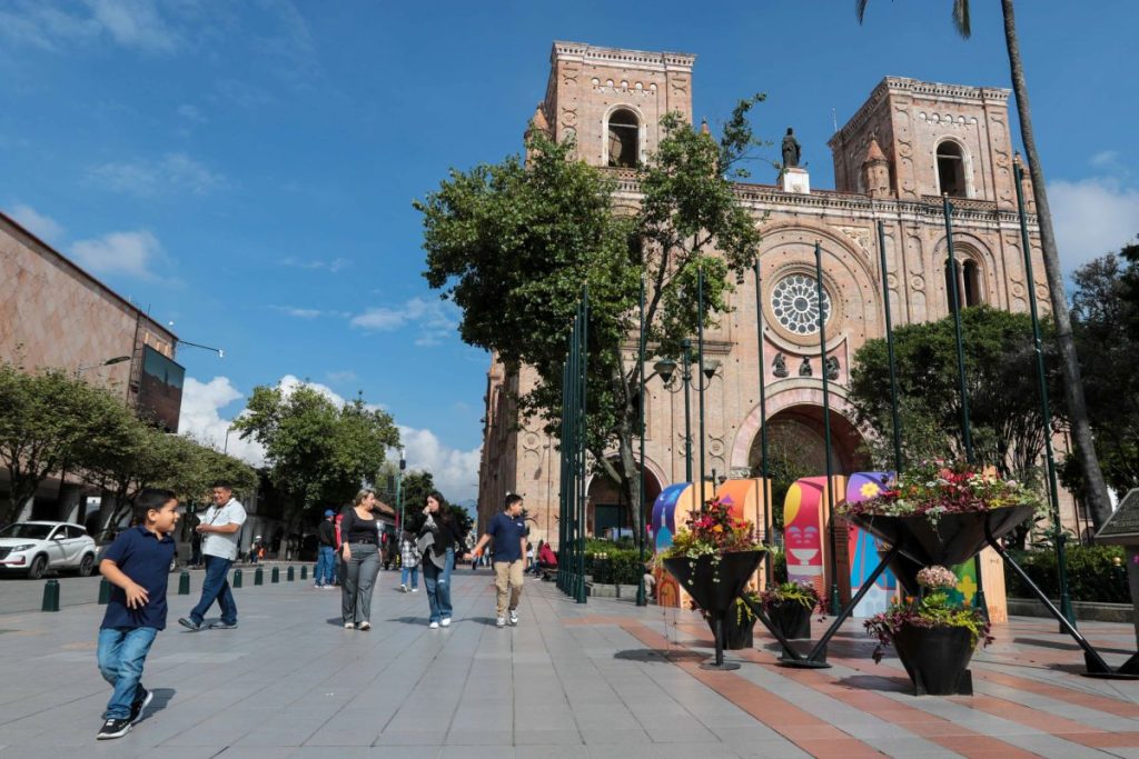 El cambio de piso en el Parque Calderón responde a la preocupación por la superficie, que se torna resbalosa cuando llueve.
