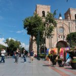 El cambio de piso en el Parque Calderón responde a la preocupación por la superficie, que se torna resbalosa cuando llueve.