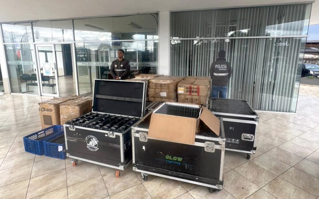 Miembros de la Policía Judicial, junto a los equipos LED recuperados en un sector de la ciudad de Cuenca. / Cortesía