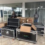 Miembros de la Policía Judicial, junto a los equipos LED recuperados en un sector de la ciudad de Cuenca. / Cortesía