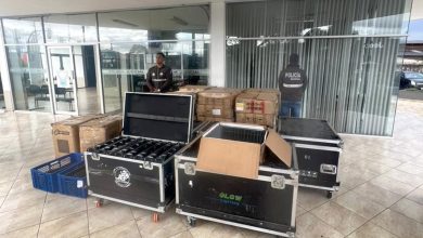 Miembros de la Policía Judicial, junto a los equipos LED recuperados en un sector de la ciudad de Cuenca. / Cortesía