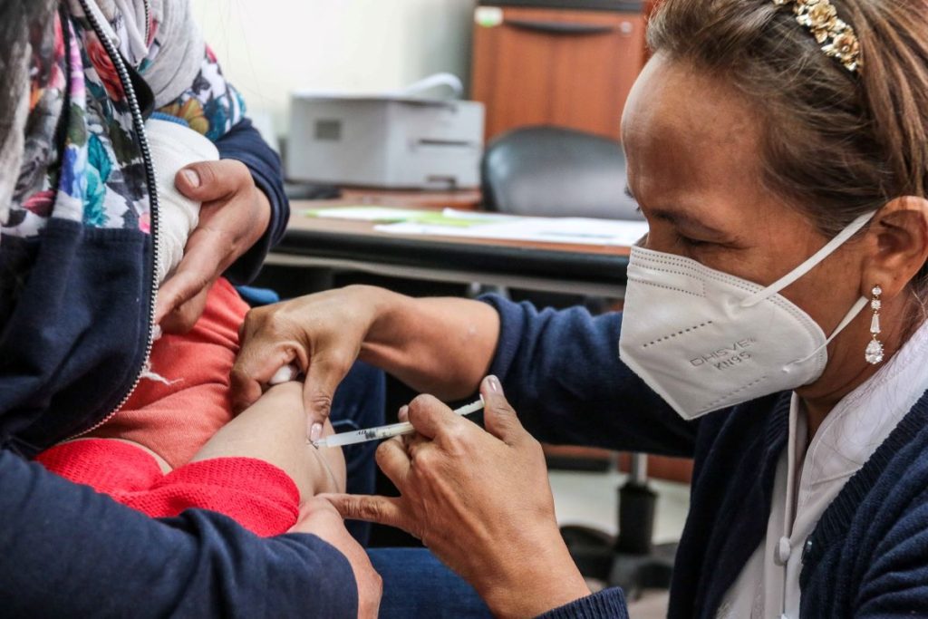 El Ministerio de Salud Pública ha implementado campañas de vacunación y brigadas móviles para localizar a personas que no han recibido estas vacunas. XCA