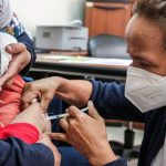 El Ministerio de Salud Pública ha implementado campañas de vacunación y brigadas móviles para localizar a personas que no han recibido estas vacunas. XCA