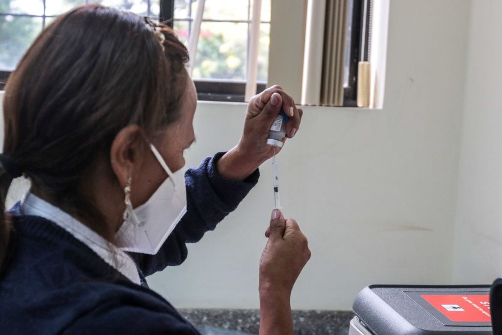 El certificado de vacunación contra la fiebre amarilla debe indicar que la vacuna fue recibida al menos 10 días antes del viaje.