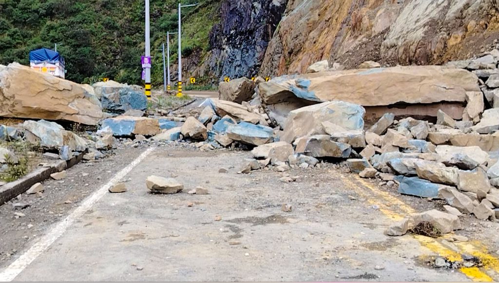 Imagen del deslizamiento en la vía Cuenca – Molleturo – El Empalme que hasta la tarde del domingo 18 de mayo de 2025 no se habilitó. /Cortesía