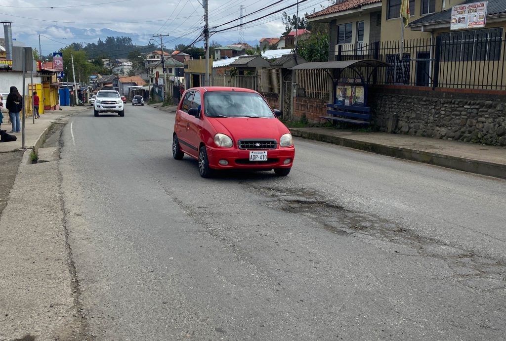En la vía Cuenca - El Valle - Santa Ana se prevé un bacheo emergente, según el Gobierno Provincial.