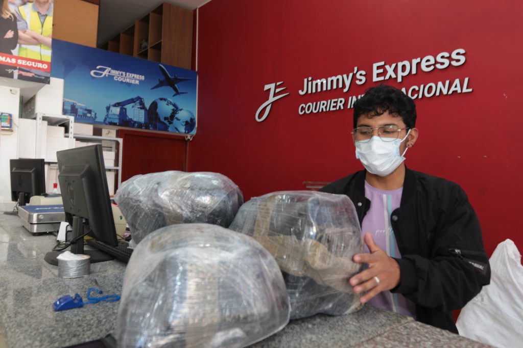 El Gobierno establece beneficio para el envío de paquetes del extranjero al Ecuador. / XCA