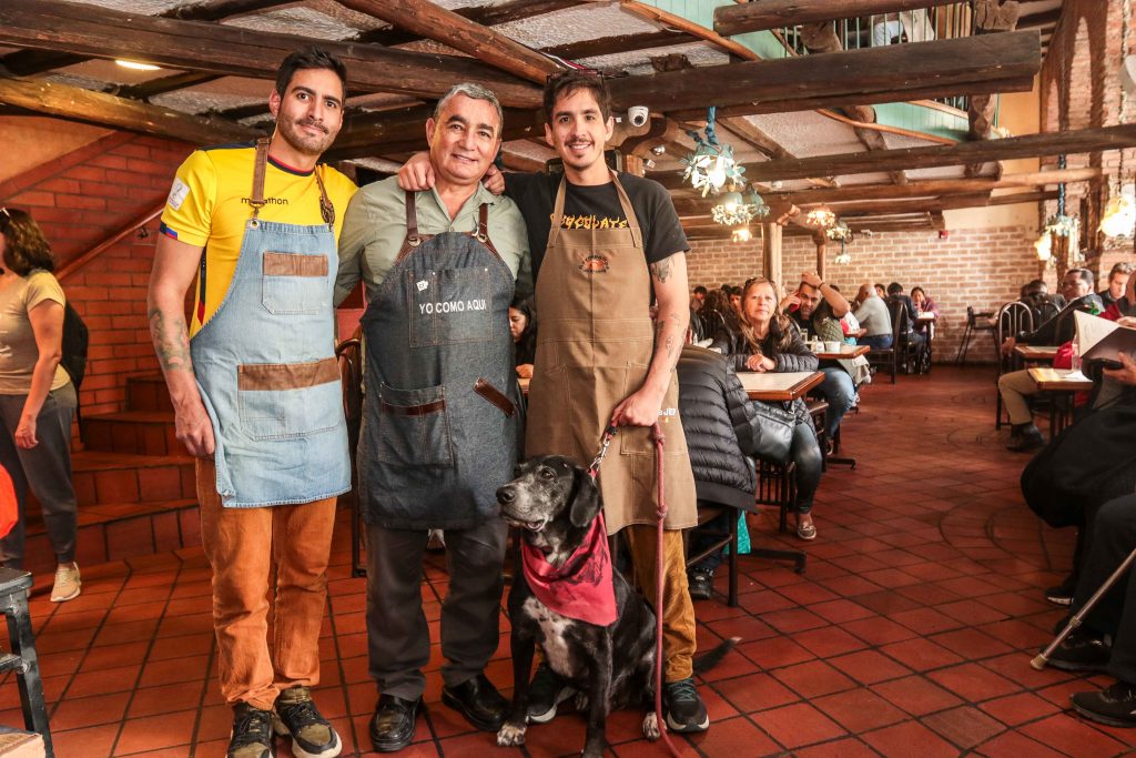 Freddy Álvarez Machado (C) junto con Juan y Pedro, dos de sus tres hijos en el restaurante Raymipampa. /XCA