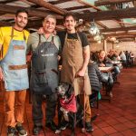 Freddy Álvarez Machado (C) junto con Juan y Pedro, dos de sus tres hijos en el restaurante Raymipampa. /XCA