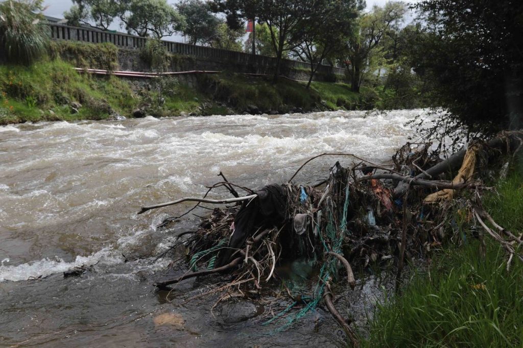 Plástico en el río Tomebamba. En el Día Mundial del Medio Ambiente llaman a usar menos este material.