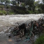 Plástico en el río Tomebamba. En el Día Mundial del Medio Ambiente llaman a usar menos este material.