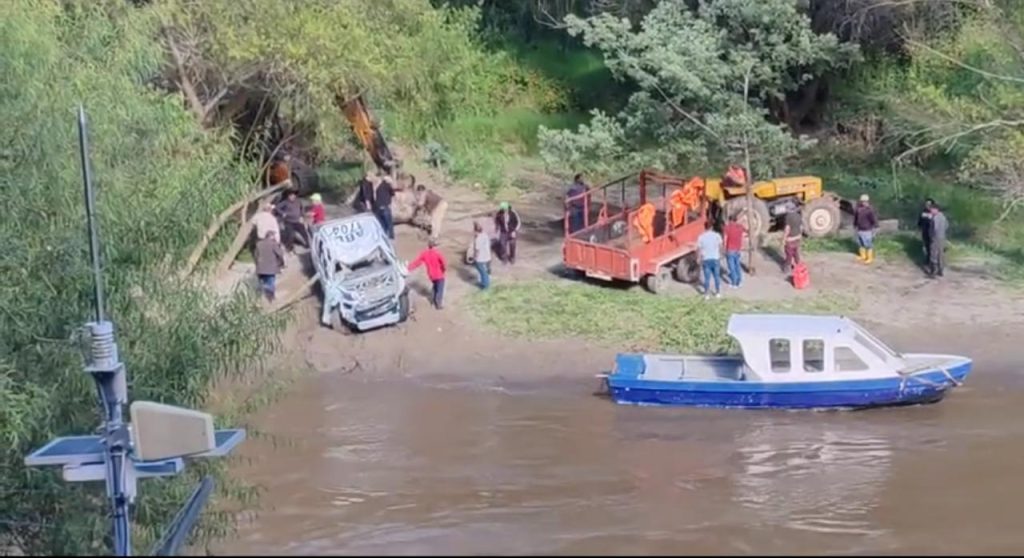 El conductor de una camioneta que cayó al río Paute fue hallado sin vida. /Foto cortesía