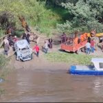 El conductor de una camioneta que cayó al río Paute fue hallado sin vida. /Foto cortesía