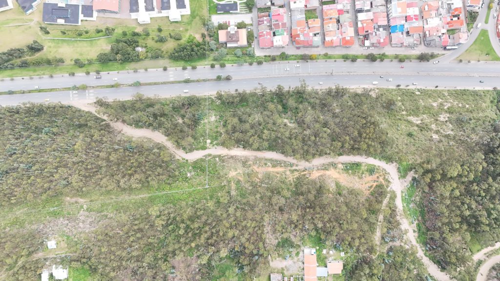 Se espera mejorar la vía Niño de Praga – autopista para facilitar la conectividad con la parroquia. /Cortesía.