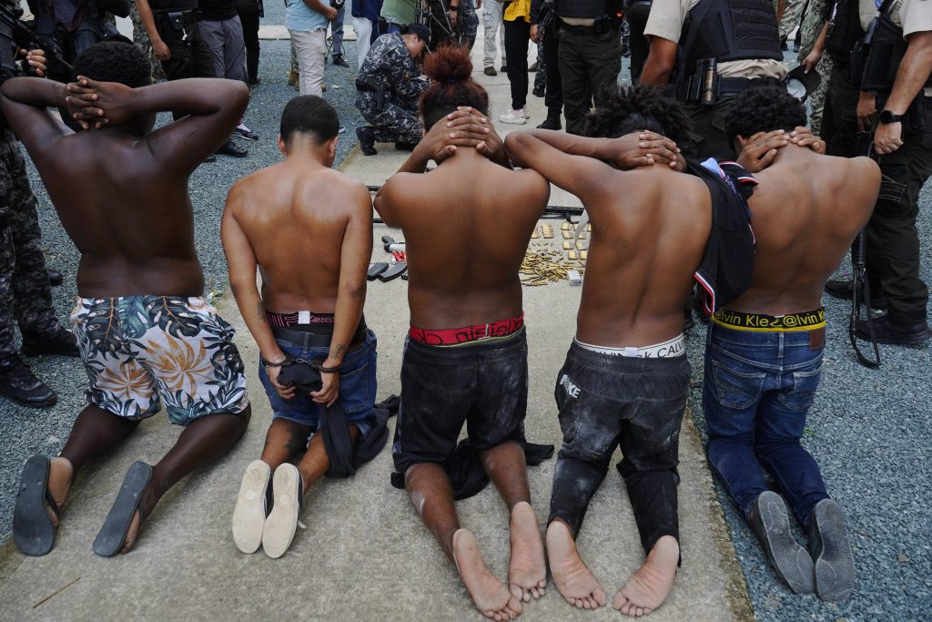 niños bandas ecuador