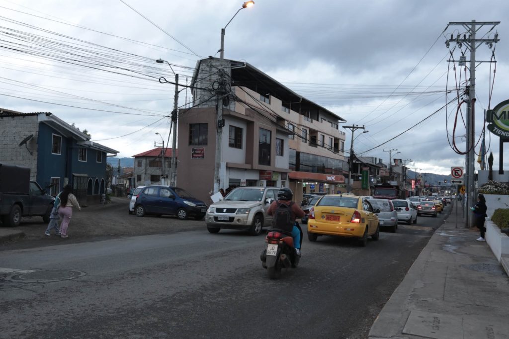 La Avenida 25 de Marzo en la parroquia Ricaurte concentra locales comerciales y servicios.