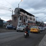 La Avenida 25 de Marzo en la parroquia Ricaurte concentra locales comerciales y servicios.