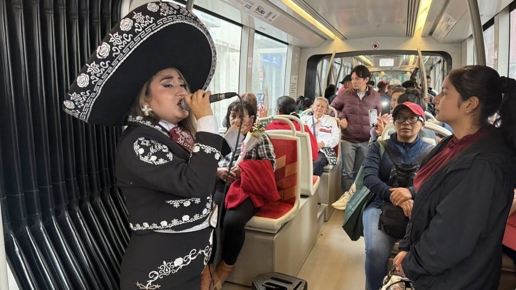 Por el Día del Padre se prevé una serenata a bordo de una unidad del tranvía de Cuenca. Hace meses, también se presentó una serenata por el Día de la Madre. /Foto tranvía